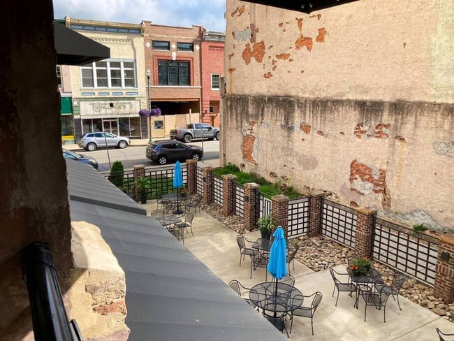 Building Photo - 202 E Main St