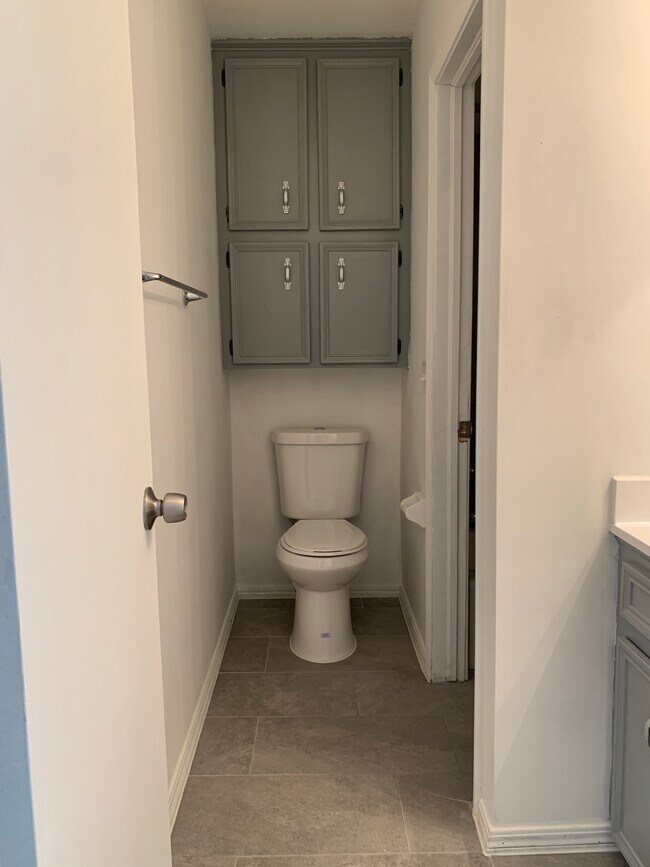 Building Photo - 902 W Edgewater St