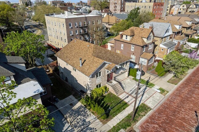 Building Photo - 13 75th St
