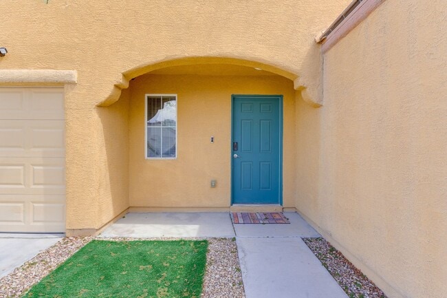 Building Photo - CHARMING 2 BEDROOM HOME IN GATED COMMUNITY...