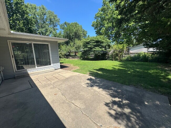 Building Photo - The Good Life — Over 2,200 Sq Ft with Finished Basement & Sunroom