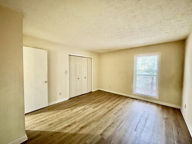 Building Photo - Get one month of rent FREE on a 2 bedroom, 1.5 bathroom townhome in Creeks Edge. Accepts Section 8.
