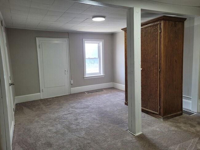 Building Photo - 127 W Burd St