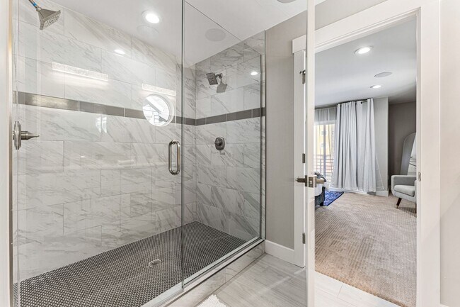 Building Photo - 5 Bed, 5 Bath home in South Park Hill
