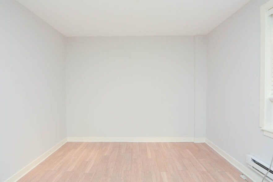 Building Photo - 511 W Belmont Ave