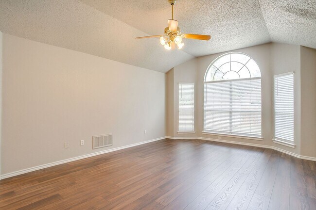 Building Photo - Freshly Remodeled 3 Bedroom, 2 Bath Home Awaiting New Tenants- FWISD- 76133