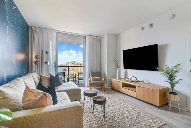 Building Photo - 2602 E Hallandale Beach Blvd