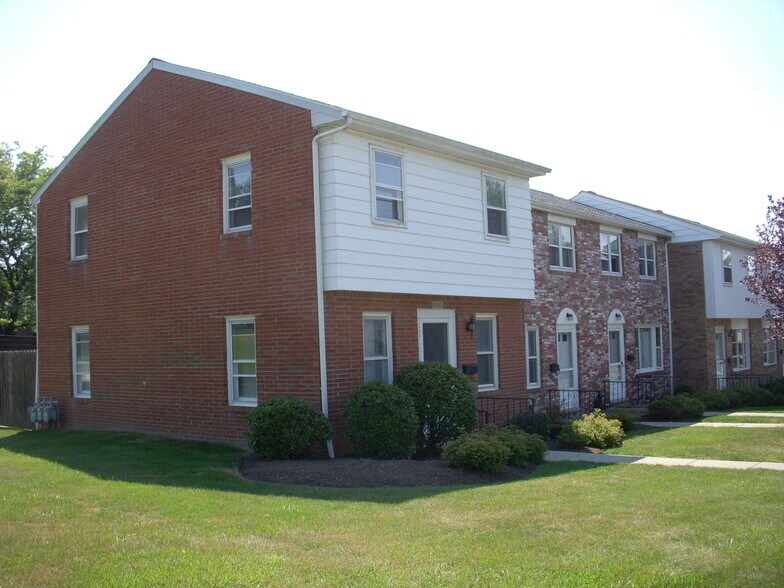 Front Exterior - 4158 Woodbine Ter