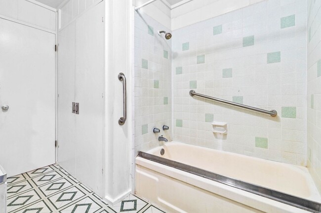 Building Photo - Charming 3 bedroom, 1 bath home with large...