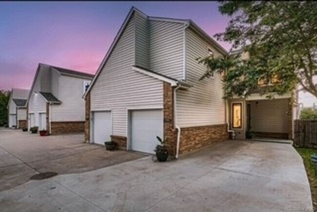 Building Photo - Spacious Townhome in Aurora