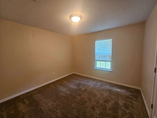 Building Photo - "Charming 3-Bed, 2-Bath Retreat Awaits!"