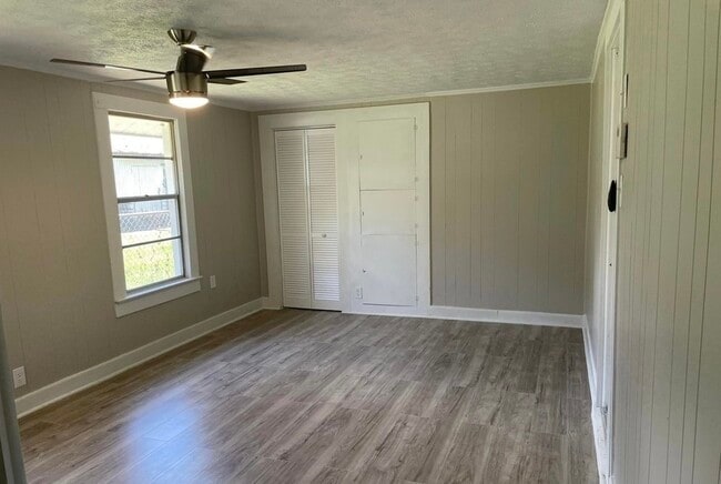 Building Photo - 71 E 56th St