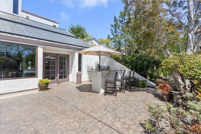 Building Photo - 2101 Shoreline Dr