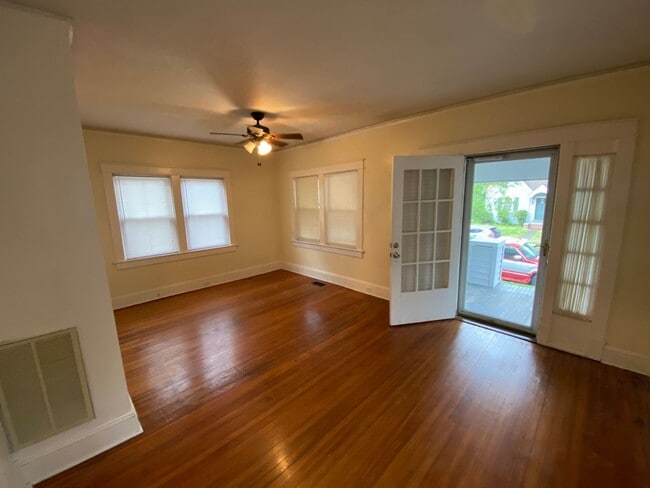 Building Photo - Inviting Home Near ODU