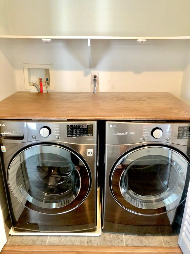 Building Photo - Beautifully Upgraded & Appointed End Condo...
