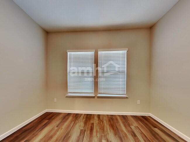 Building Photo - 111 Hemlock Point