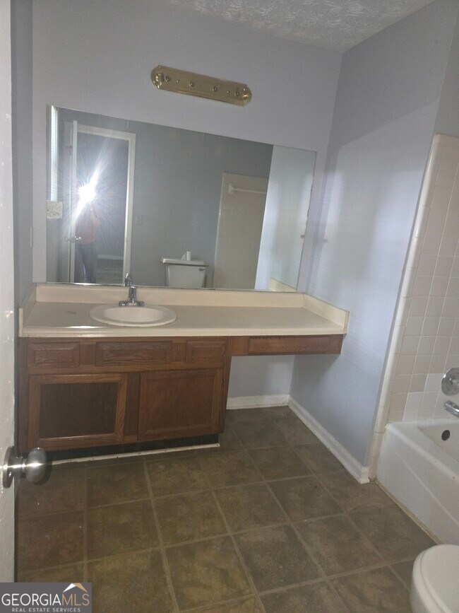 Building Photo - 139 River Oaks Dr