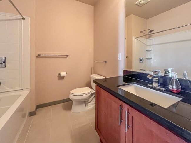 Building Photo - 2Bd/2Ba Burien Condo