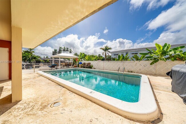 Building Photo - 1330 NE 105th St