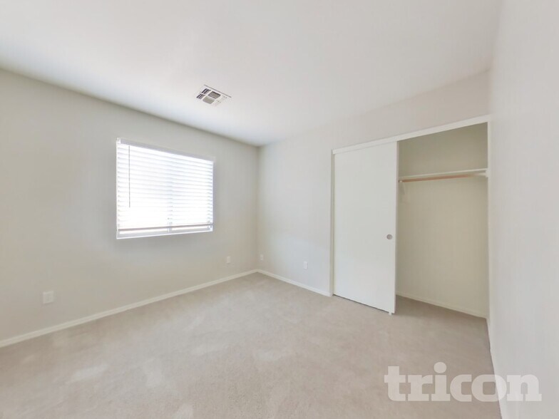 Building Photo - 43714 Cale Dr