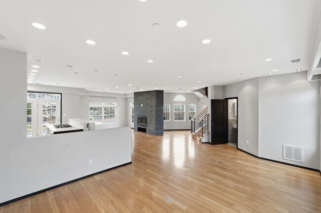 Building Photo - This exceptional West Market location is just steps from Reston Town Center, offering convenient ...