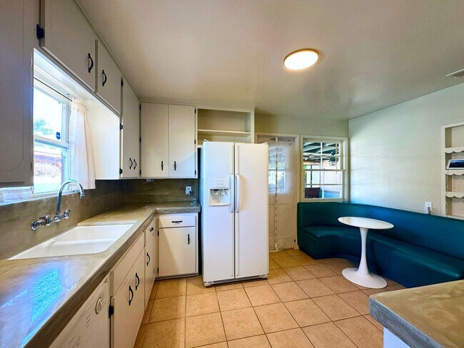 Building Photo - Welcome to your new home located centrally...