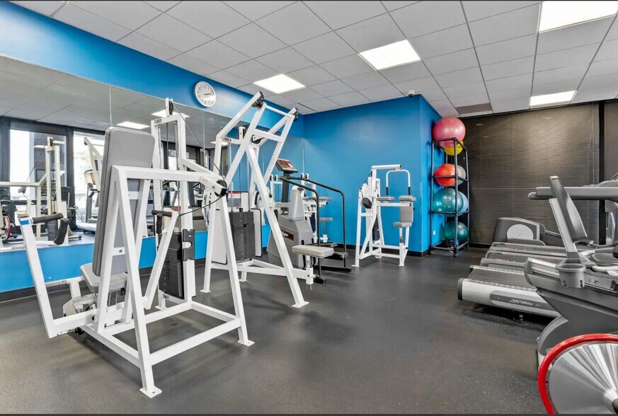 Building Photo - 6700 S South Shore Dr