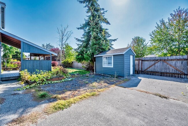 Building Photo - Monroe two story, three bed, two and half ...