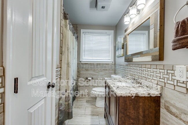 Building Photo - 1406 Lillian St