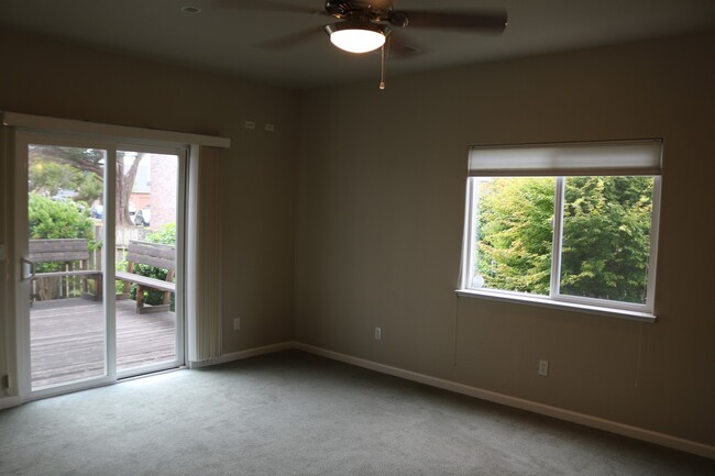 Building Photo - Gorgeous, spacious 3/2.5 with garage and o...