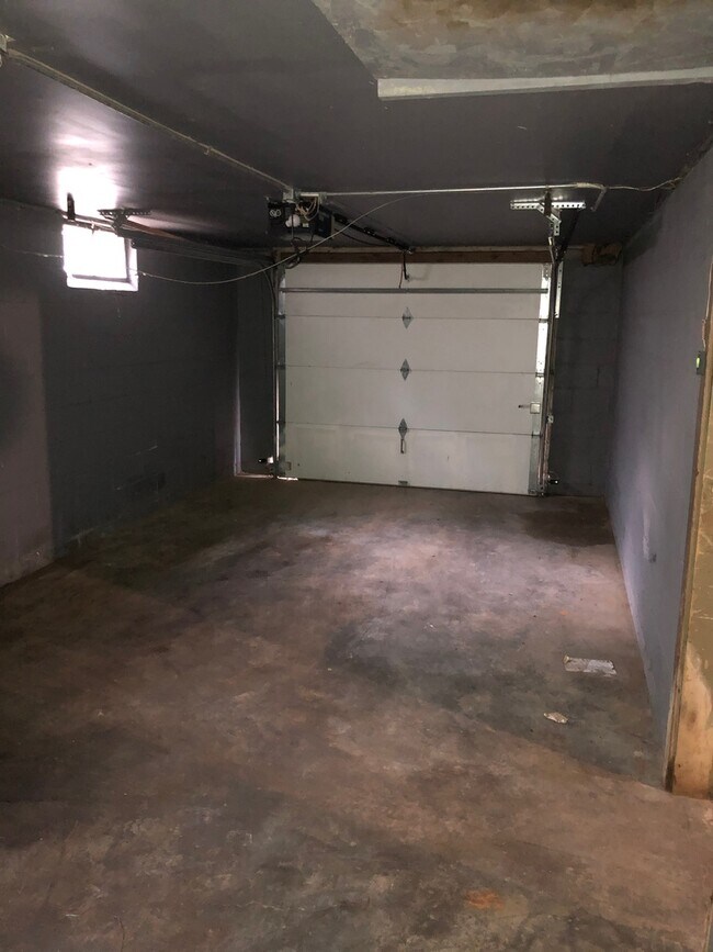 Building Photo - 3 bed 1 bath $1295 3 Bed 1 Bath with attached Garage