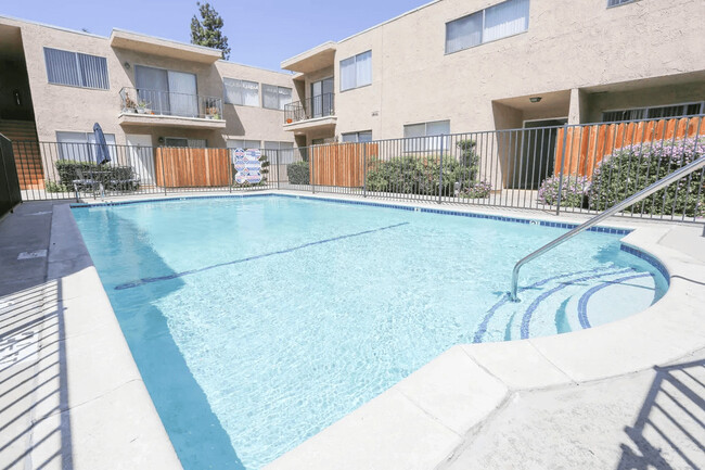 Building Photo - Tarzana West Apartments