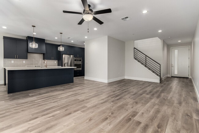 Building Photo - 165 E Lexington Ave