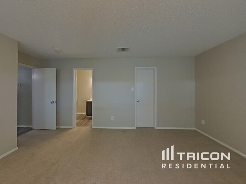 Building Photo - 5221 Bedfordshire Dr