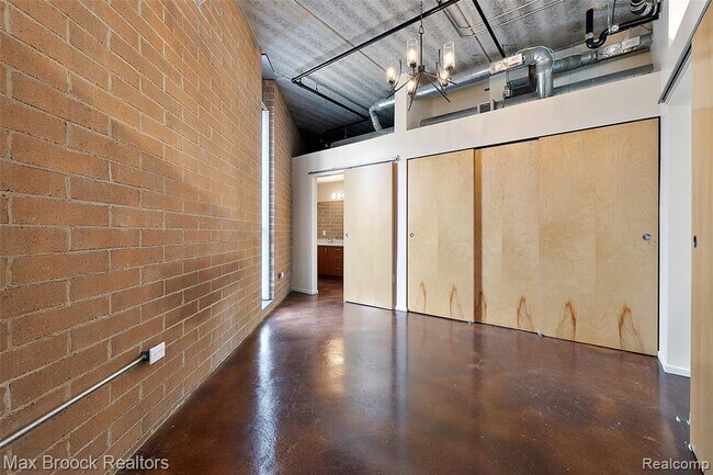 Building Photo - 333 E Parent Ave