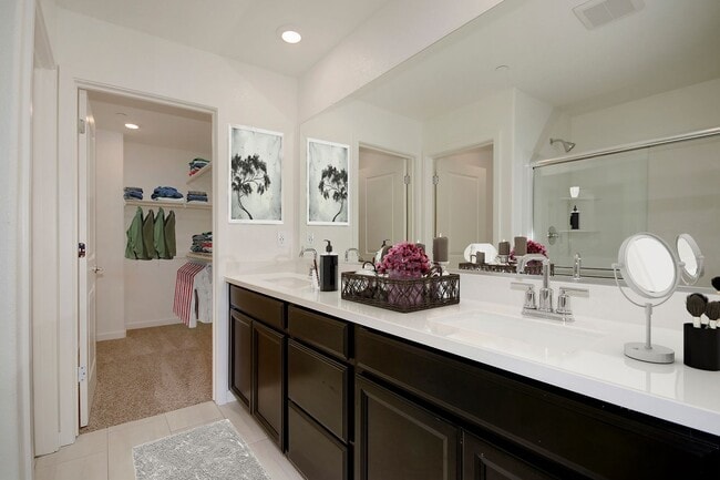 Building Photo - Gorgeous 4 Bedroom 3.5 bath home