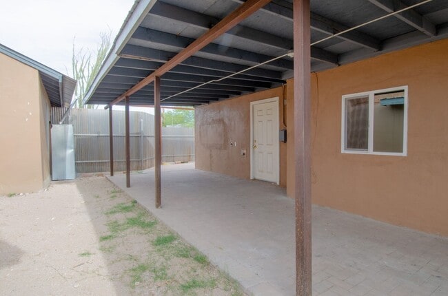 Building Photo - 2 Bed 1 Bath Home with Private Fenced Backyard!