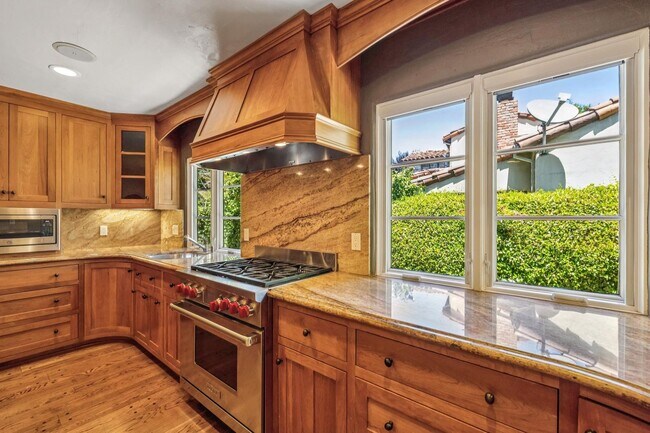 Building Photo - Mediterranean Beauty in Crescent Park – 5B...