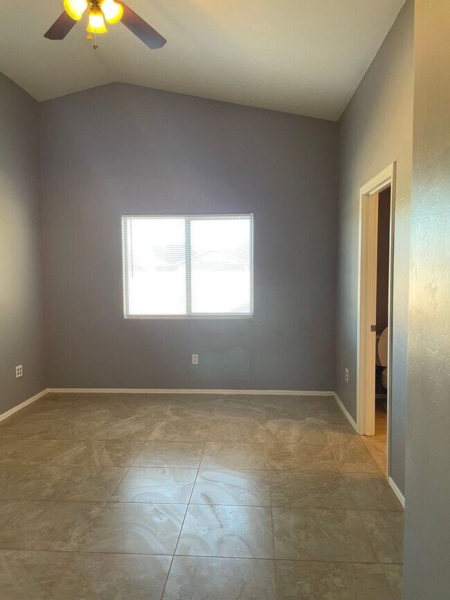 Building Photo - Lovely 4 Bedroom 2 Bath Home!