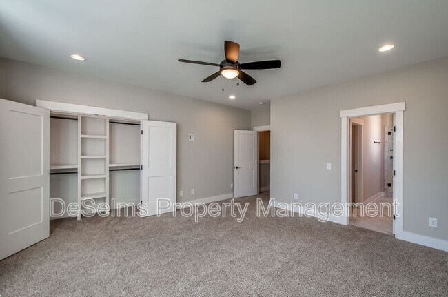Building Photo - 2061 Oakwood Avenue