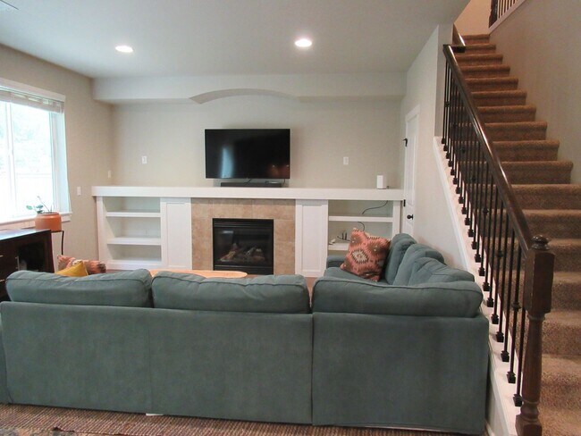 Building Photo - 5 bedroom, 1.5 bath home in Tehaleh