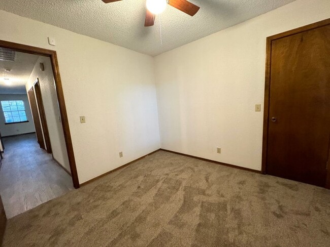 Building Photo - 3 bedroom 2 bathroom duplex In Broken Arrow!