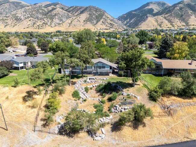 Building Photo - 531 Edgehill Dr