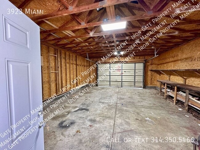 Building Photo - 3923 Miami-
