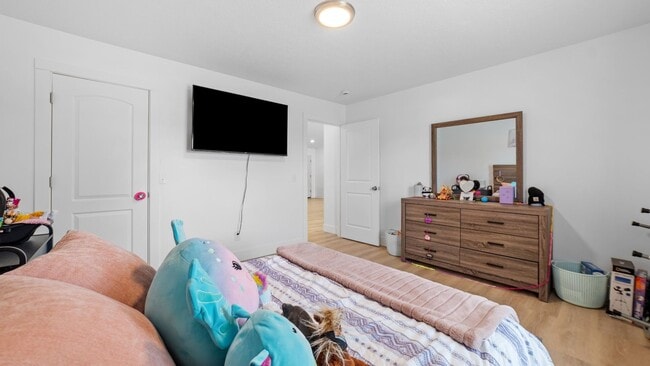 Building Photo - Introducing a charming 2-bedroom, 1-bathro...