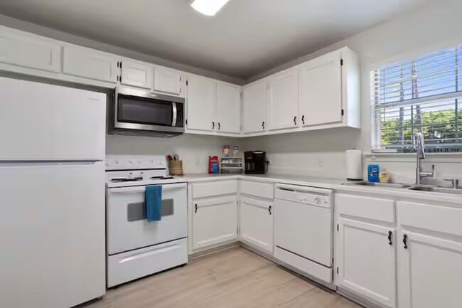 Building Photo - Furnished Duplex