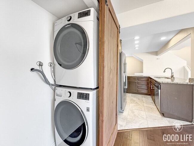 Building Photo - Great 2B/2.5BA Townhouse in PB with Roofto...