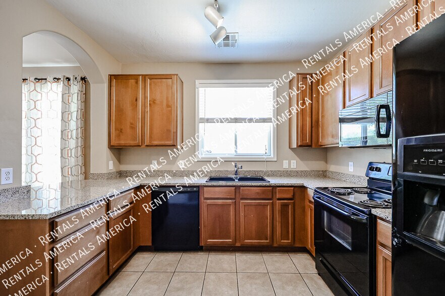 Building Photo - 3908 E Sabra Ln