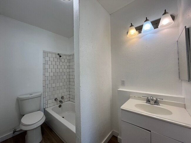 Building Photo - 3 BEDROOM 2 BATH WITH BACK APARTMENT