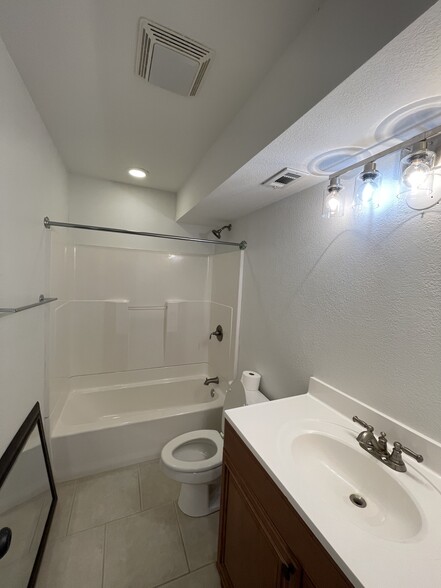 bath 2 upstairs - 114 Orleans Oak Ln